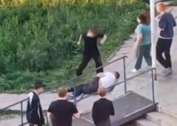 Пинал лежачего по голове: в Новосибирске ищут подростка, избившего мужчину на улице Рассветной