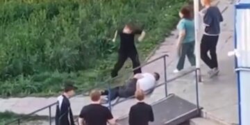 Пинал лежачего по голове: в Новосибирске ищут подростка, избившего мужчину на улице Рассветной