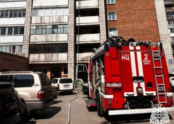 Новосибирские огнеборцы спасли женщину из горящей квартиры