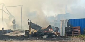 Пожар в пригороде Новосибирска уничтожил четыре частных дома