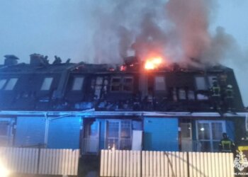 В селе Толмачёво потушили крупный пожар в многоквартирном жилом доме