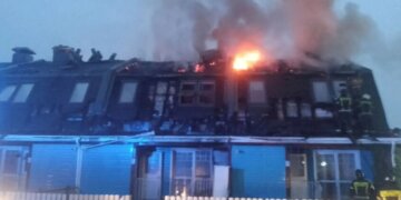 В селе Толмачёво потушили крупный пожар в многоквартирном жилом доме