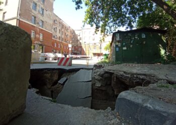 Это провал: в центре Новосибирска образовалась огромная яма
