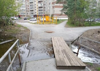 На улице – жара, а на дороге река: жителей Матвеевки заливает водой