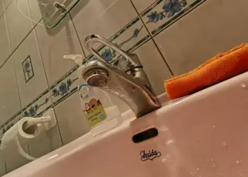 В семи районах Новосибирска отключили горячую воду из-за аварий на теплосетях