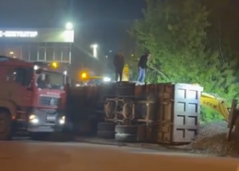 В Новосибирске ночью перевернулся грузовик со щебнем