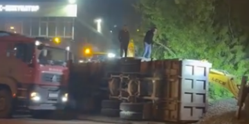 В Новосибирске ночью перевернулся грузовик со щебнем