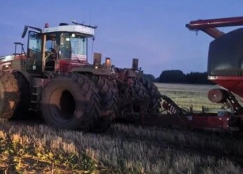 Под Новосибирском тракторист погиб под сеялкой во время ночной смены