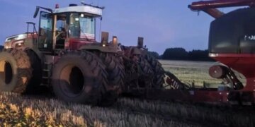 Под Новосибирском тракторист погиб под сеялкой во время ночной смены