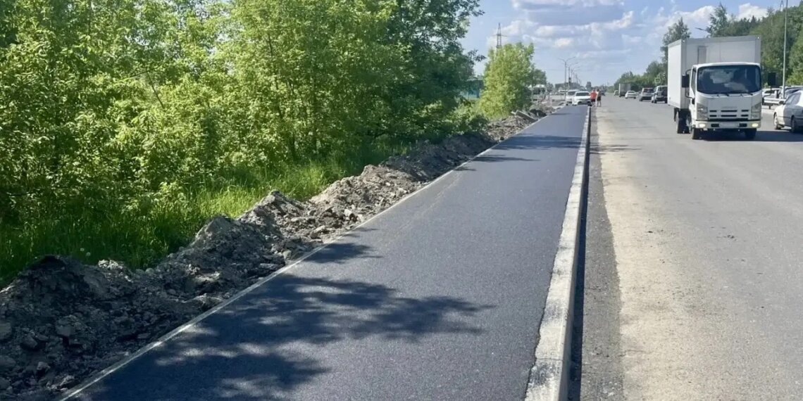 На окраине Новосибирска построили новый тротуар