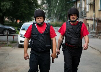 «Лазили по крыше и кидали камни»: в Новосибирске толпа подростков напала на сторожа поликлиники