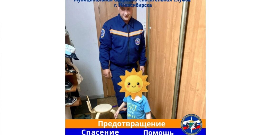 В Новосибирске спасатели вызволили из запертой квартиры 5-месячного и 3-летнего мальчиков