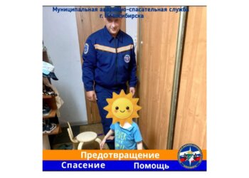В Новосибирске спасатели вызволили из запертой квартиры 5-месячного и 3-летнего мальчиков