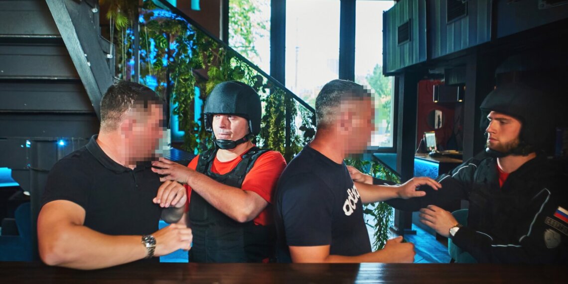 Пьяные тувинцы сломали челюсть бармену в Новосибирске