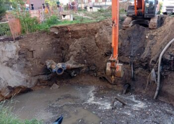 Провал на Горском вырос до 16 метров после ливня: яма на глазах поглощает землю