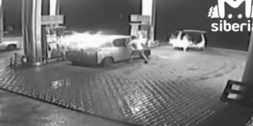 «Прыгал на капот и долбился в салон»: на заправке под Новосибирском мужчина избил женщину