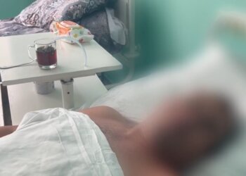 Секунды до трагедии: полицейские спасли дальнобойщика из-под 10-тонного грузовика на трассе