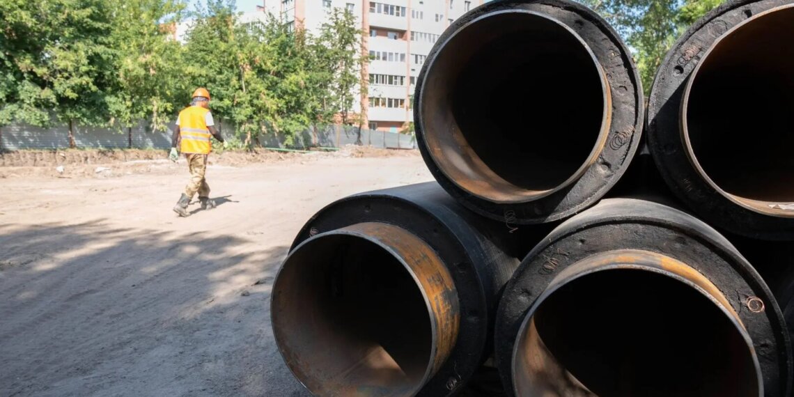 В Дзержинском районе обновляют тепломагистраль на улице Авиастроителей