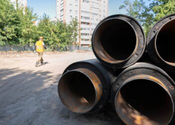 В Дзержинском районе обновляют тепломагистраль на улице Авиастроителей