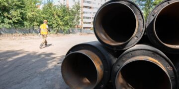 В Дзержинском районе обновляют тепломагистраль на улице Авиастроителей