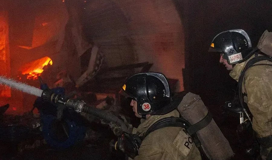 В новосибирской десятиэтажке горела квартира — пострадали дети