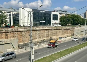 На Ипподромской магистрали стартовал капремонт разрушившейся в 2025 году подпорной стены