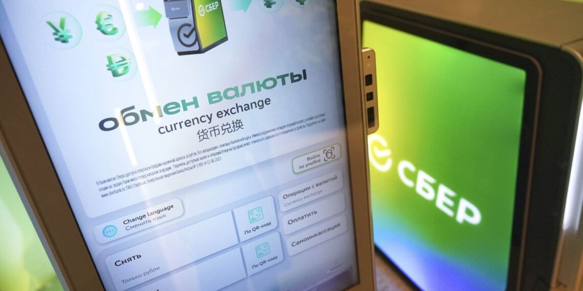В Сибири появились первые банкоматы Сбера с функцией обмена валюты