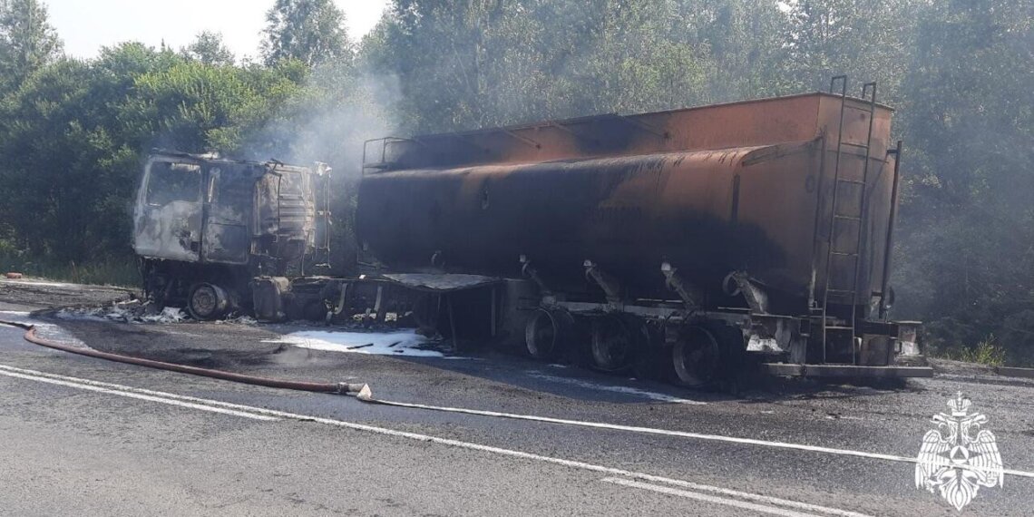 Под Кемеровом загорелся бензовоз: пожар тушили больше часа