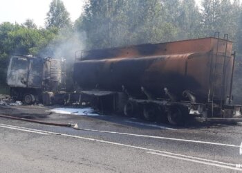 Под Кемеровом загорелся бензовоз: пожар тушили больше часа