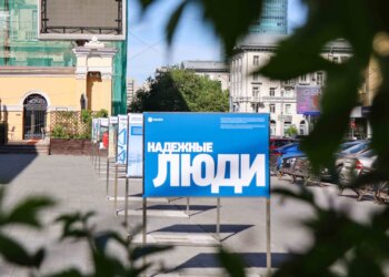 В центре Новосибирска открылась уличная фотовыставка «Надежные люди» о работе энергетиков
