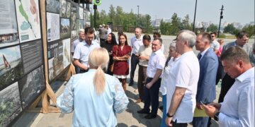 Губернатор Андрей Травников проверил начало благоустройства нового парка в Новосибирске