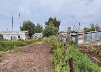 В Убинском районе супругам пришлось снести часть бани, построенной на чужой земле