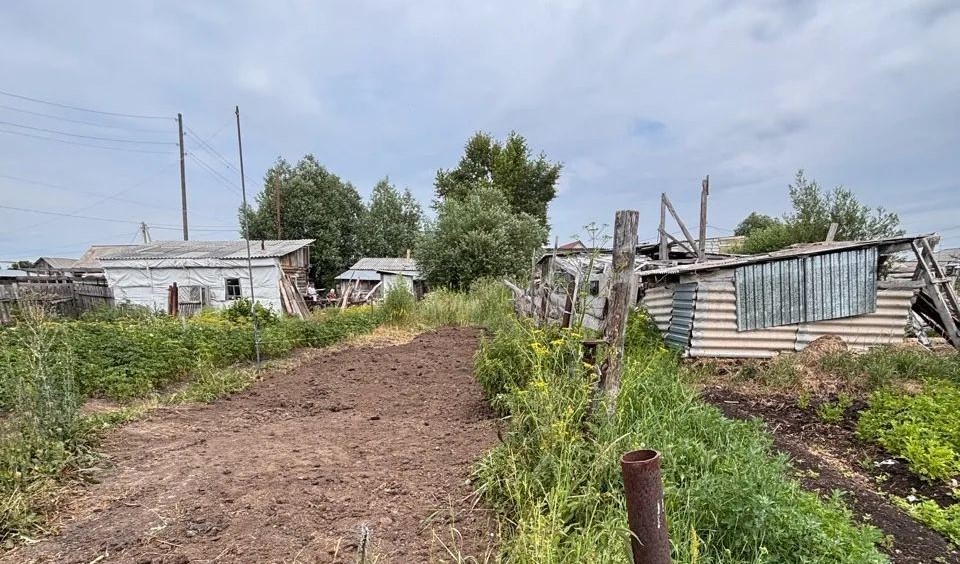 В Убинском районе супругам пришлось снести часть бани, построенной на чужой земле