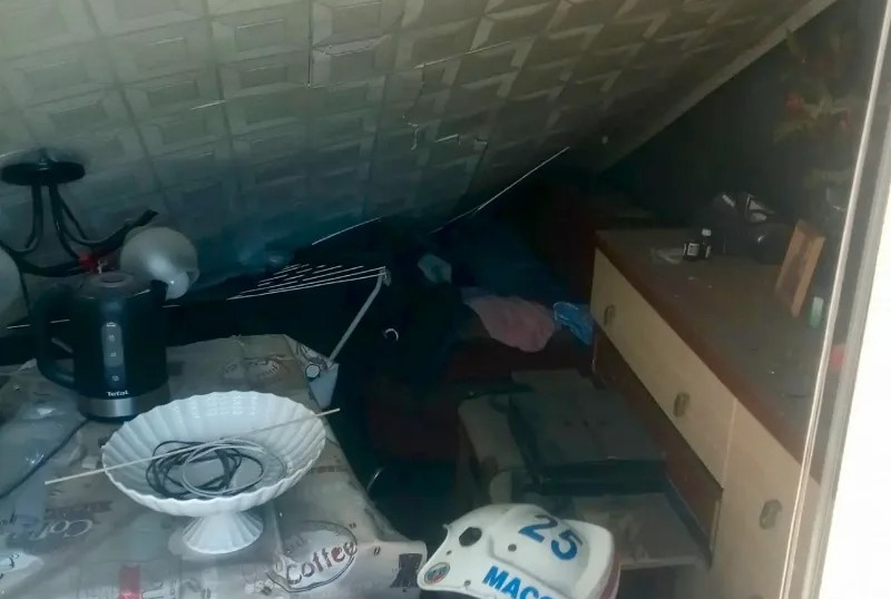 Потолок рухнул под собственным весом в доме новосибирца — спасатели разобрали завал