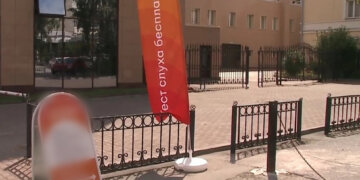 На Красном проспекте владельцу бизнеса приказали убрать незаконную рекламу за сутки
