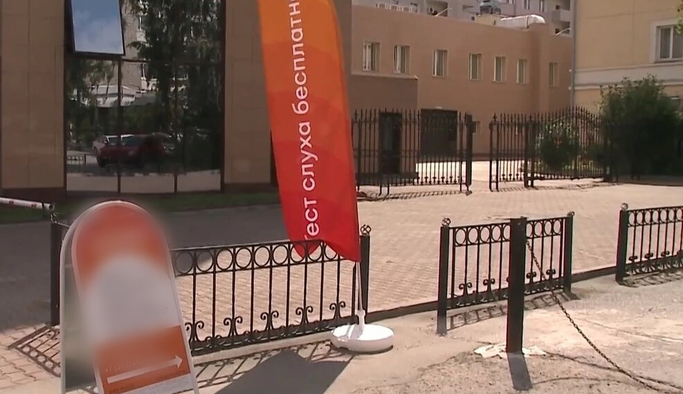 На Красном проспекте владельцу бизнеса приказали убрать незаконную рекламу за сутки