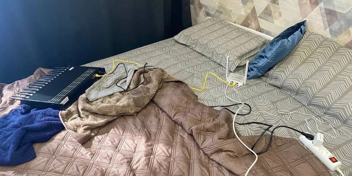В Новосибирске задержали 22-летнего парня, который помогал мошенникам красть деньги через сим-боксы