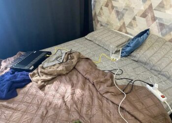 В Новосибирске задержали 22-летнего парня, который помогал мошенникам красть деньги через сим-боксы