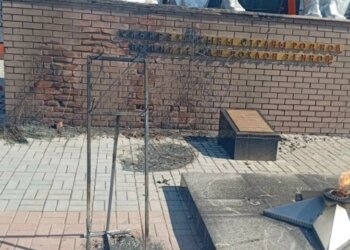 Вандалы спалили памятные венки на Вечном огне в Черепаново