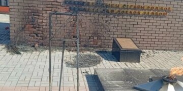 Вандалы спалили памятные венки на Вечном огне в Черепаново