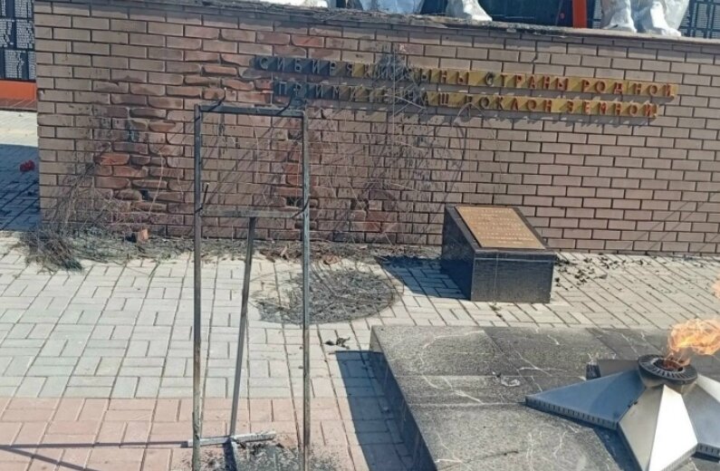 Вандалы спалили памятные венки на Вечном огне в Черепаново