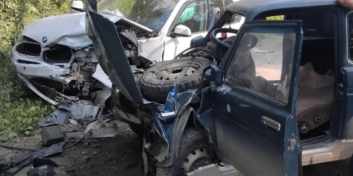 Водитель «Нивы» выехал на встречку и погиб в лобовом столкновении с BMW