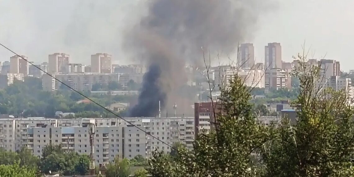 В Дзержинском районе Новосибирска горел склад на улице Есенина