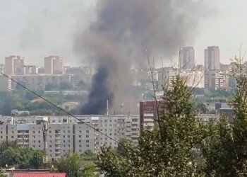 В Дзержинском районе Новосибирска горел склад на улице Есенина