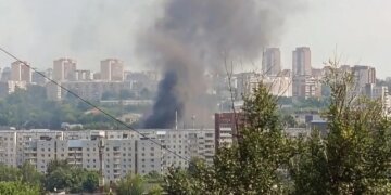 В Дзержинском районе Новосибирска горел склад на улице Есенина