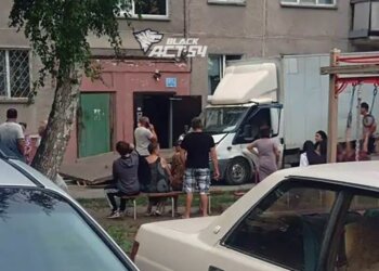 Бетонная плита рухнула на кабину «ГАЗели» в Новосибирске — двое мужчин выжили чудом
