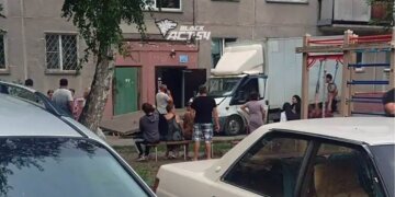 Бетонная плита рухнула на кабину «ГАЗели» в Новосибирске — двое мужчин выжили чудом