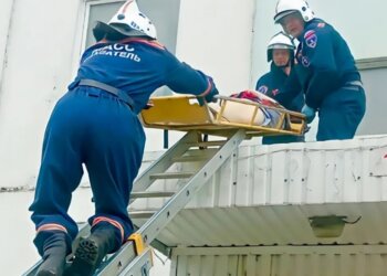 В Новосибирске женщина упала с шестого этажа на козырёк подъезда
