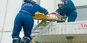 В Новосибирске женщина упала с шестого этажа на козырёк подъезда