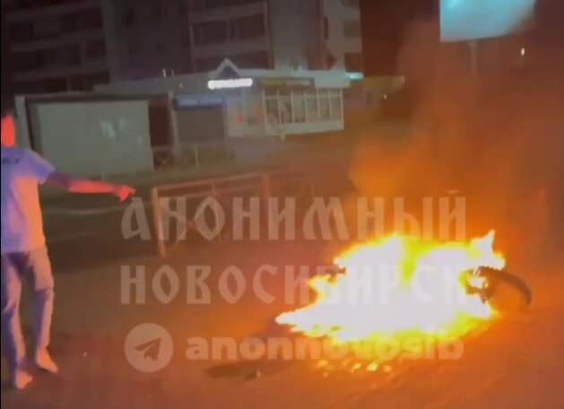 В Калининском районе Новосибирска мужчина сжёг питбайк из-за шума